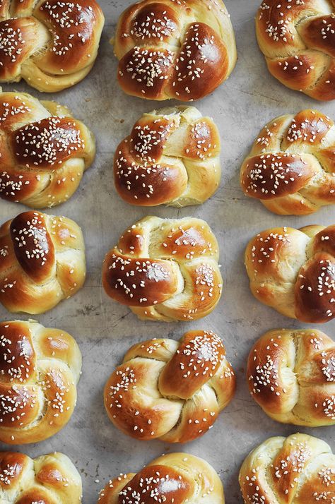 Mini Challah Rolls | The Candid Appetite Rolls For Two, Rolls For Dinner, Challah Rolls, Challah Recipe, Challah Bread Recipes, Bread Rolls Recipe, Pane Dolce, Mini Rolls, Mini Sandwiches