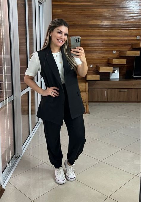 Nobody wants their clothes to age them Business Casual Outfits For Women Young Professional, Rita Saraiva, Vest Outfit Women, Friday Outfit For Work, Casual Oufits, Elegant Style Women, Casual Weekend Outfit, Look Office, Friday Outfit