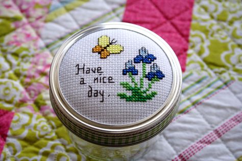 "Have a nice day" Cross Stitch jar lid topper, found in Google Images. Cross Stitch Jar Lids, Dragonfly Cross Stitch, Diy Mason Jar Ideas, Jar Toppers, Cross Stitching Patterns, Mason Jar Lid, Affordable Gift Ideas, Diy Mason Jar, Stitching Patterns