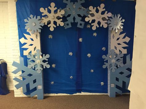 Diy Winter Wonderland Decorations Kids, Winter Booth Ideas, Winter Stage Decorations, Winter Set Design, Winter Decorations School, Winter Photo Backdrop Diy, Winter Photobooth Ideas, Winter Wonderland Display, Winter Backdrop Ideas