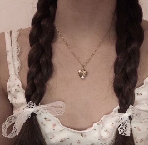 Vintage Girly Aesthetic, Vintage Feminine Aesthetic, Coquette Selfie, Feminine Aesthetic, Discord Server, Divine Feminine, Looks Vintage, Sweet Girls, Cute Jewelry