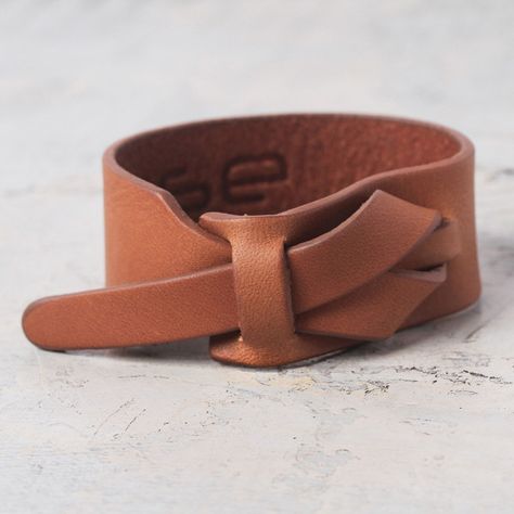 Leather Jewelry Bracelet, Diy Leather Bracelet, Leather Jewelry Diy, Iron Jewelry, Leather Jewels, Leather Jewellery, Handmade Leather Bracelets, Brown Leather Bracelet, Leather Diy Crafts