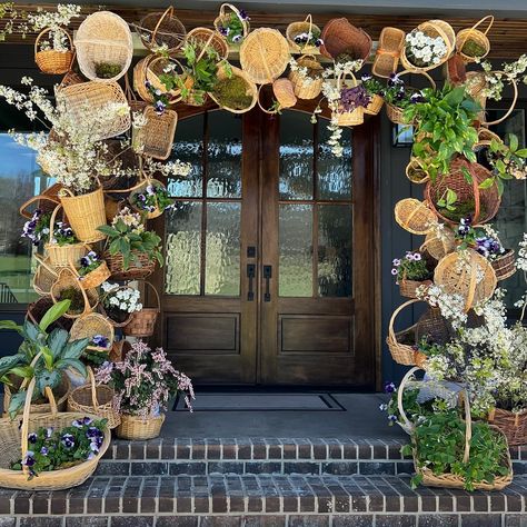 Basket Display Ideas, Doorway Arches, Basket Garland, Herbal Wedding, Decor With Baskets, Nem Nuong, Porch Garland, Christmas Fiesta, Boho Florals