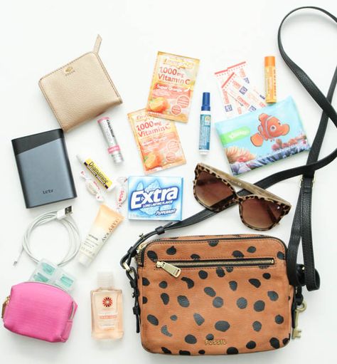 What to pack in your bag for a trip to New York City! #travel #newyork #nyc #travelblogger Purse For New York Trip, Popular Purses, Aldo Purses, What's In My Purse, Purse Essentials, Cheap Purses, Best Purses, Travel Purse, Quality Handbags