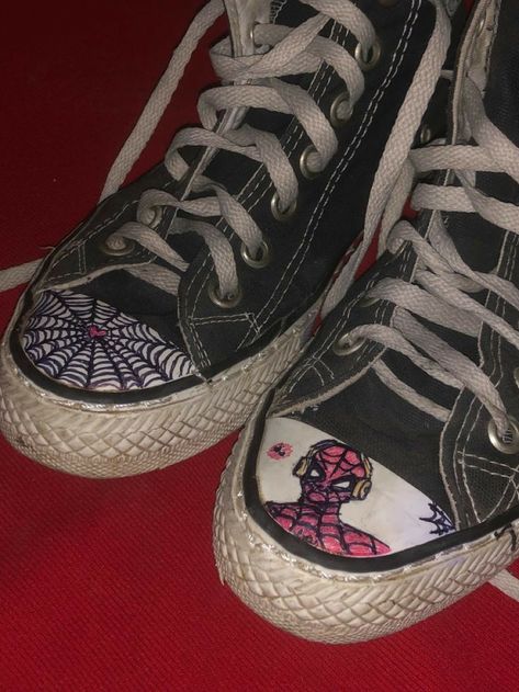 Spiderman On Converse, Drawings In Converse, Spiderman Converse Drawing, Converse Drawn On, Drawing On Shoes Aesthetic, Drawing On Converse Grunge, Converse Designs Diy, Drawn Converse, Drawings On Shoes