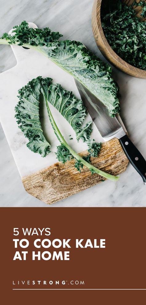 Looking for the right way to cook kale? You can steam or sauté it, and you can even cook kale in the microwave. Here are the best methods for prepping kale. Cook Kale, Kale Greens, Steamed Kale, Kale Benefits Health, How To Cook Greens, How To Cook Kale, Massaged Kale, Fresh Eats, Healthier Habits