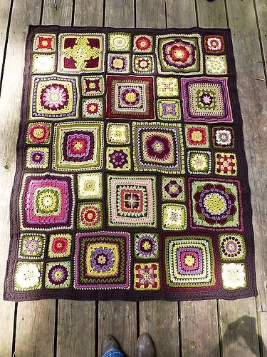 Stained Glass Garden, Motifs Granny Square, Confection Au Crochet, Crocheted Blanket, Bantal Sofa, Crochet Blanket Afghan, Crochet Square Patterns, Granny Squares Pattern, Crochet Motifs