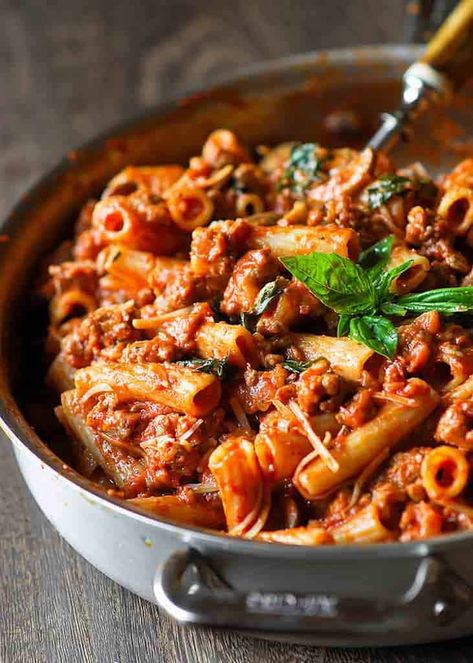 This Pasta Bolognese in Creamy Vodka Sauce is a perfect romantic dinner idea, whether it's Valentine's Day dinner or just a dinner for two. This amazing creamy pasta Bolognese dish will make both of you feel like you are in pasta heaven! Vodka Sauce Pasta Recipe, Creamy Vodka Sauce, Vodka Sauce Recipe, Vodka Sauce Pasta, Braised Chicken Breast, Pasta Bolognese, Meat Pasta, Sauce Pasta, Best Pasta Recipes