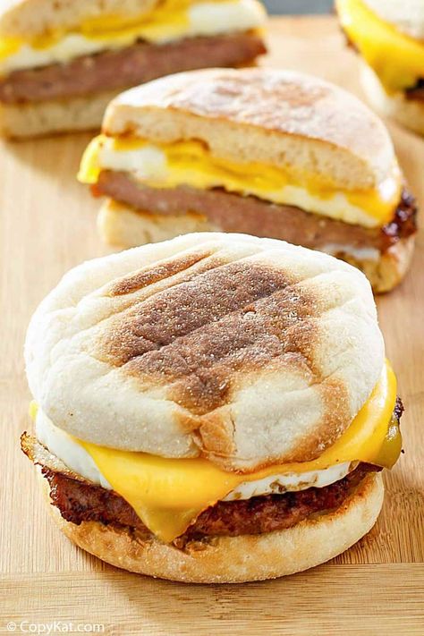 Learn how to make a McDonalds Sausage Egg McMuffin at home with this easy copycat recipe. Enjoy a tasty homemade English muffin breakfast sandwich with egg, sausage, and cheese. #mcdonalds #eggmcmuffins #eggrecipes #breakfastrecipes #copycat #copycatrecipes Sausage Egg And Cheese Bagel, Cheese Bagel Recipe, Sausage Egg Mcmuffin, Sandwich With Egg, English Muffin Breakfast Sandwich, Sausage And Egg Mcmuffin, Mcdonalds Recipes, Sausage Mcmuffin, Muffin Breakfast