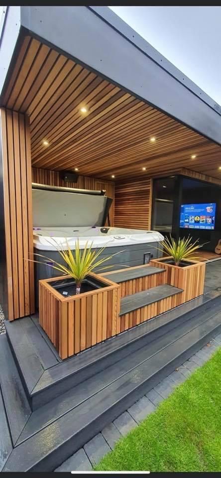 Jacuzzi Backyard, Modern Hot Tubs, Hot Tub Shelters, Woodworking Beginner, Hot Tub Pergola, Woodwork Tools, Backyard Spa, Hot Tub Landscaping, Hot Tub Surround