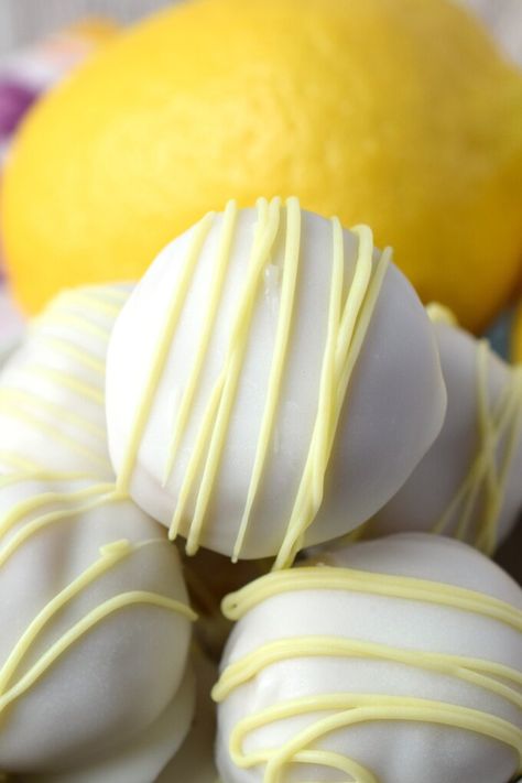 Lemon Cake Truffles Lemon Truffle Cake, Lemon Cake Pops Recipe, Easy Wedding Desserts, Cake Truffles Recipe, Lemon Truffles, Box Lemon Cake, Chocolate Truffle Cake, Chocolate Cake Pops, White Chocolate Truffles