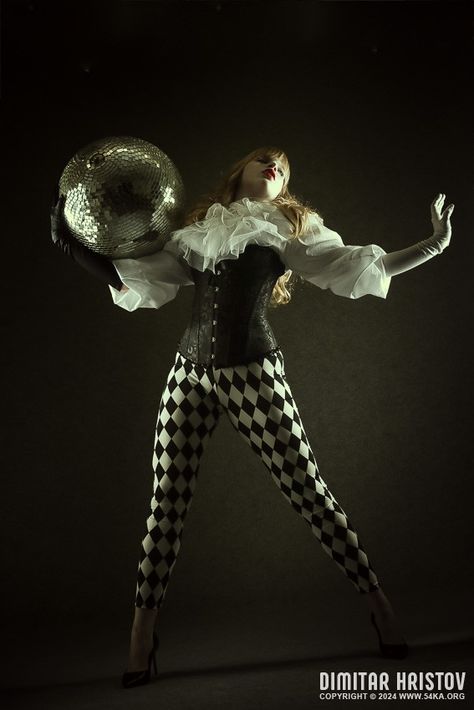 Evil Circus Costume, Black And White Jester Costume, Jester Costume Female, Stage Poses, Circus Costumes Women, Circus Magician, Masquerade Outfit Ideas, Jester Halloween, Jester Outfit