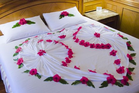 How to Decorate the Wedding Night Room of a Newlywed Couple - BollywoodShaadis.com Night Room Decoration, Wedding Night Bedroom, Honeymoon Bedroom, Bridal Room Decor, Wedding Night Room Decorations, Night Room, Romantic Room Decoration, Wedding Bedroom, Wedding Bed