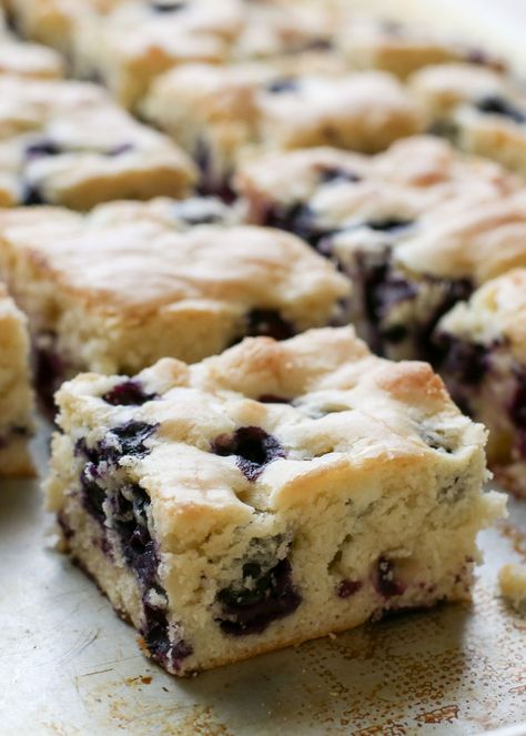 {Six Ingredient} Blueberry Snack Cake - traditional and gluten free recipes by Barefeet In The Kitchen Snack Cake Recipe, Blueberry Snacks, Cake Blueberry, Blueberry Breakfast Cake, Blueberry Coffee Cake, Blueberry Breakfast, Gluten Free Sweets, Blueberry Recipes, Gluten Free Treats