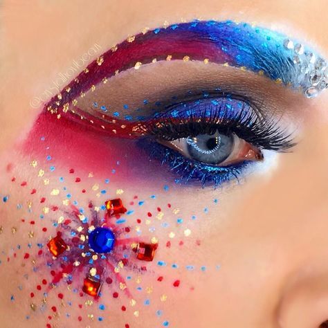 July 4th - Red White and Blue Fireworks Makeup - Follow @crystalhoytbeauty on Instagram & Youtube Firework Costume, Fireworks Makeup, Sailor Makeup, 4th Makeup, Patriotic Makeup, Holiday Eye Makeup, July Makeup, 4th Of July Makeup, Day Eye Makeup