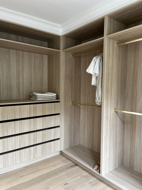 Simple Walk In Wardrobe, L Shape Walk In Wardrobe Design, Contemporary Walk In Wardrobe, Scandi Walk In Wardrobe, Timber Wardrobe, White Oak Closet, Walk In Wardrobe Organisation, Walk In Robes Ideas Layout, Oak Closet