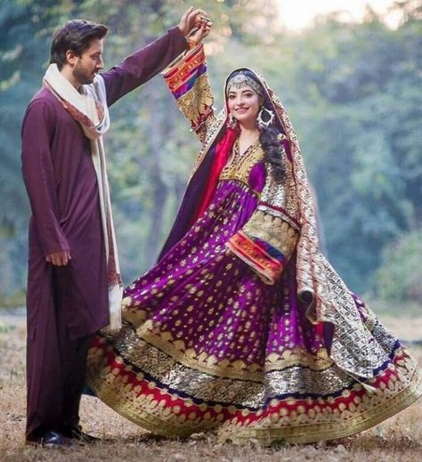 Afghanistan bride wears a salwar kameez that has elaborate and elegant handcrafted embroidery. Bright colours with hand embroidery is what bridal attires are all about in Afghanistan. In Afghanistan green colour is believed to be a colour that is associated with prosperity and paradise. Afghan Wedding Dress, Bride Looks, Bridal Mehndi Dresses, Afghani Clothes, Shadi Dresses, Afghan Wedding, Henna Night, Afghan Girl, Bridal Dresses Pakistan