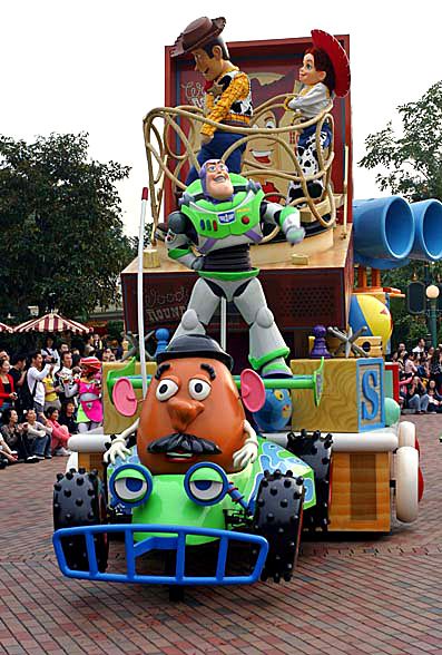 Toy Story character's in the parade Toy Story Parade Float Ideas, Toy Story Pictures, Disney Hong Kong, Homecoming 2022, Dibujos Toy Story, Parade Ideas, Story Pictures, Disney Parade, Disney Layouts