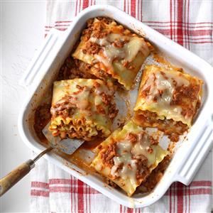 Lasagna Rolls Recipe -Folks can't believe these flavor-filled rolls have just five ingredients. Using prepared spaghetti sauce saves me lots of cooking time. My family never complains when these appear on the table. Lasagne Roll Ups, Lasagna Rolls Recipe, Toaster Oven Recipes, Italian Lasagna, Lasagna Roll Ups, Lasagna Roll, Favorite Casseroles, Lasagna Rollups, Sunday Dinner Recipes