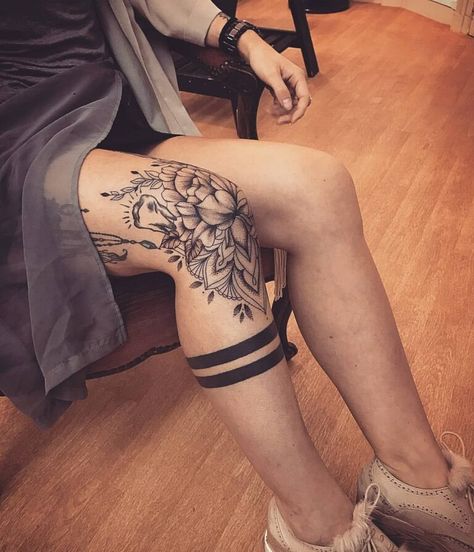 Knee Tattoos Women, Knee Tattoos, Tattoo Over Scar, Tattoo Band, Scar Tattoo, Muster Tattoos, Leg Tattoos Women, Tattoos Women, Thigh Tattoos Women