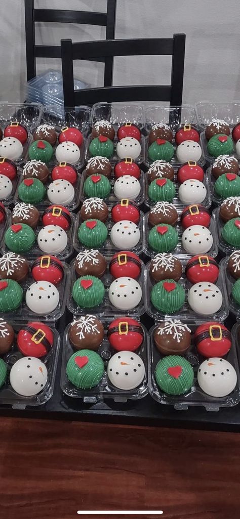 Christmas Cake Pop Gift Ideas, Winter Bakery Ideas, Cocoa Balls Christmas, Hot Cocoa Cup Gift Ideas, Christmas Dessert Boxes Ideas, Christmas Hot Coco Boms, Chocolate Balls Packaging, Christmas Hot Chocolate Bombshell, Hot Cocoa Bombshell Recipe Christmas