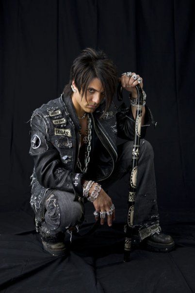 Criss Angel 2009 Chris Angel, Criss Angel Mindfreak, Goth Men, Criss Angel, Celebrity Men, Mother Photos, Nikki Sixx, Cool Poses, Happily Married