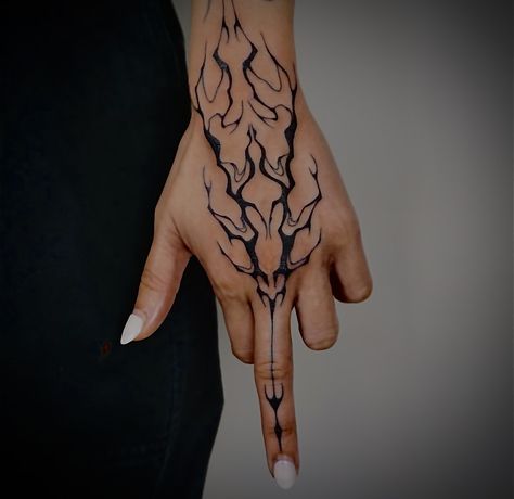 neotribal fineline hand tattoo Hand Tattoo Linework, Linework Hand Tattoo, Symmetrical Hand Tattoo, Line Work Hand Tattoo, Neotribal Hand Tattoo, Neotribal Tattoo Design Hand, Cybersigilism Hand Tattoo, Hand Cybersigilism Tattoo, Cybersigilism Tattoo Hand