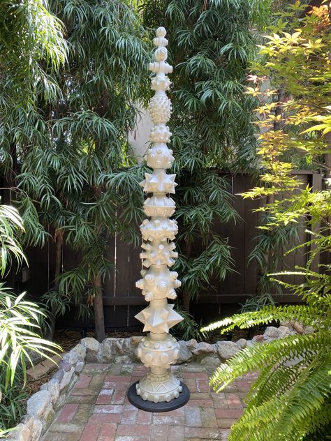 Tall Ceramic Sculpture, Totem Pole Ideas, Modernist Garden, Ocean Ceramics, Clay Totems, Clay Totem, Ceramic Totem, Creative Ceramics, Ceramic Forms