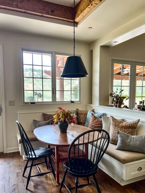 California Spanish breakfast nook with views of the hills Classic Casual Interior Design, Classic Colonial Interior, Spanish Dining Room, Spanish Estate, Spanish Breakfast, Casual Bedroom, Casual Home Decor, Johnson House, Spanish Decor