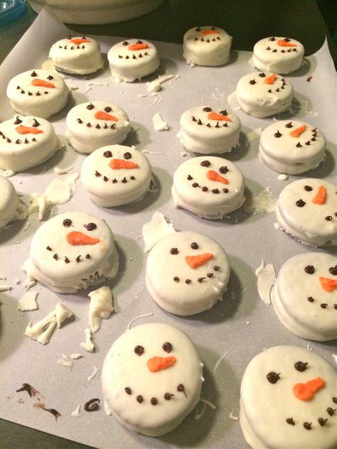 Gluten Free Chocolate Dipped Oreo Snowmen - Perfect for Gift Giving! Oreo Mold Ideas, Christmas Oreos Dipped, Christmas Dipped Oreos, Dipped Oreos Christmas, Oreo Ornaments, Snowman Oreo Balls, Oreo Snowman, Snowmen Cookies, Christmas Oreos