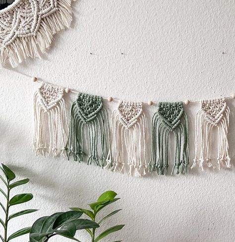 This handmade macrame bunting is not only a wonderful decoration for your home, but also perfect for various types of celebrations and events. Whether you're planning a garden party, celebrating a birthday, hosting a wedding or hosting a cozy evening with friends, this versatile garland will be the perfect addition. It adds a welcoming and stylish atmosphere to any occasion, whether outdoors under the stars or indoors in your living room. The bunting is versatile and ideal for beautifying walls, Living Room Maximalist, Macrame Bunting, Maximalist Home Decor, Macrame Garland, Mantle Garland, Maximalist Home, Macrame Wall Decor, Cozy Evening, Boho Beauty