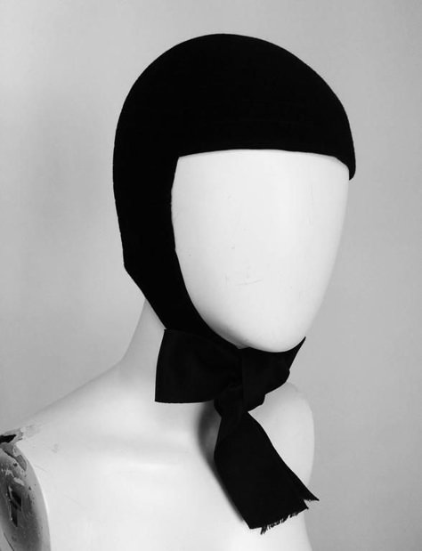 Galanos. Black velvet helmet hat from the 1960s that still looks extremely modern and desirable.  This could be considered as James Galanos' version of the Space Age helmet so popular in those years: the hat fits close to the head, ties at the chin with black silk ribbons and features decorative top stitching throughout. High Fashion Hats, James Galanos, Unique Hijab, Lace Hat, Lace Bonnet, Haute Couture Details, Space Fashion, Helmet Hat, Gnome Hat