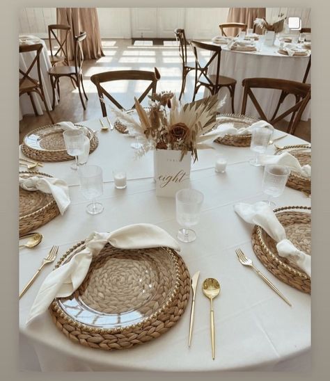 Table Set For Wedding, Beige Table Centerpiece, Simple Table Set Up Wedding, Champagne Color Wedding Table Setting, Boho Plate Setting, Neutral Dining Table Setting, Circle Table Set Up, Boho Round Wedding Table, Wedding Table Decorations Neutral