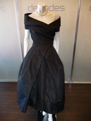 Christian Dior Haute Couture black silk grand evening dress, Printemps/Ete 1957. Tafetta Dress, Christian Dior Haute Couture, Paris Mode, Dior Haute Couture, Dessert Buffet, Black Prom Dress, Evening Dress Fashion, Silk Taffeta, Looks Black