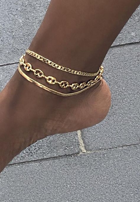 Ankle Jewelry, Jewelry Accessories Ideas, Dope Jewelry, Gold Bracelets, Classy Jewelry, Stacked Jewelry, Jewelry Lookbook, Chain Anklet, Girly Jewelry