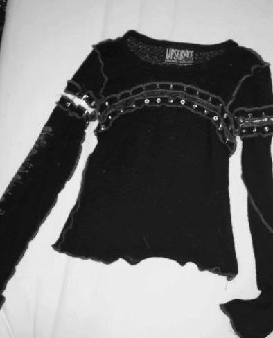 Emo Vintage Outfits, Depeche Mode Concert Outfit, Goth Diy Clothes, Goth Diys, Diy Punk Clothes, Diy Grunge Clothes, Tattered Clothes, Textured Clothing, Vintage Punk Fashion