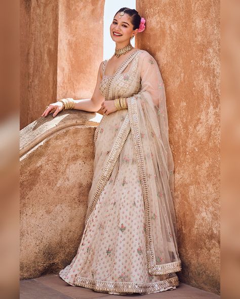 Sara Tendulkar, Anita Dongre Lehenga, White Lehenga, Architectural History, Wedding Lehenga Designs, Anita Dongre, Sachin Tendulkar, Elegant Dresses Classy, Indian Bridal Fashion