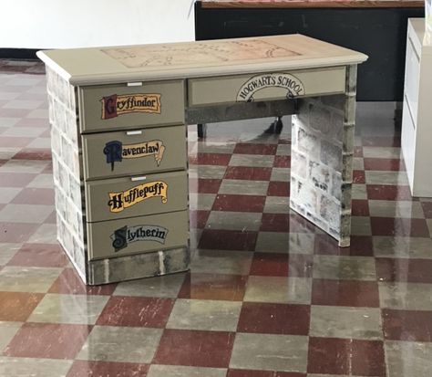 Harry Potter Desk, Harry Potter Classes, Desk Diy, Hogwarts Legacy, Harry Potter Decor, Harry Potter Room, Class Room, Diy Desk, Boy Room