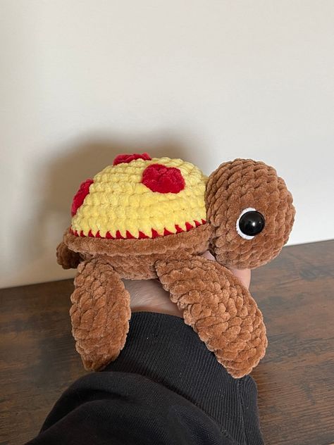 This crochet pizza turtle could not get any better. If you love turtles and pizza this little guy is perfect for you.  This pizza turtle is handmade with super soft and cozy yarn.  Since this turtle has safety eyes it is recommended to be kept away from children 3 and under.  Pattern: HappyTurtleCrochet Animal Pizza, Pizza Turtle, Turtle Soft Toy, Crochet Pizza, Turtle Plushie, Amigurumi Projects, Handmade Pizza, Plushie Amigurumi, Plushie Crochet