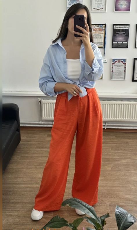 Style Orange Pants, Orange Trousers Outfit, Orange Pants Outfit, Red Pants Outfit, Colorful Streetwear, Turquoise Clothes, Trouser Outfit, Orange Pants, Red Pants