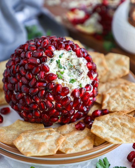 Thanksgiving Appetizers Pomegranate, Fancy Christmas Cheese Ball, Pomegranate White Cheddar Cheese Ball, Pomegranate Recipes Appetizer, Christmas Ornament Cheese Ball, White Cheddar Cheese Ball, Holiday Snack Ideas, Quick Holiday Appetizers, Christmas Cheese Ball