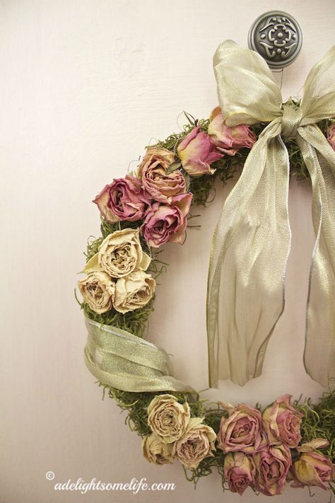 DIY Shabby Chic Christmas wreath using dried rosebuds, Spanish moss, an embroidery hoop and sheer gold ribbon - adelightsomelife.com Diy Shabby Chic Christmas, Rose Palette, Shabby Chic Decorating, Shabby Chic Wreath, Rosé Christmas, Dried Roses, Drying Roses, Dried Flower Wreaths, Easy Christmas Gifts