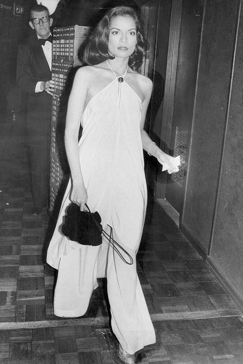 Bianca Jagger attends a party at Tavern on the Green in New York City on March 28, 1977 Bianca Jagger 70s, Studio 54 Fashion, Bianca Jagger, Lauren Hutton, Guy Laroche, Harry Winston, Studio 54, 1970s Fashion, Evening Outfits