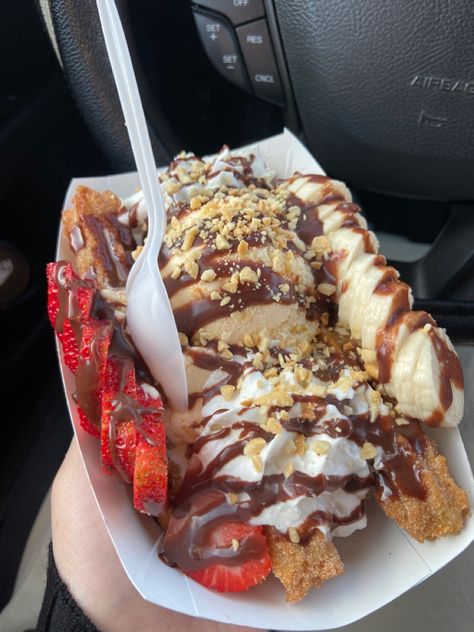 Churro And Ice Cream, Churros With Ice Cream, Churros And Ice Cream, Food Truck Fries, Churros Bar, Churro Sundae, Churro Dessert, Churro Ice Cream, Ice Bar