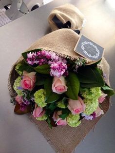 A beautiful bouquet wrapped in burlap... Lovely! The Flower Girl Studio Gorgeous flowers and wrapping Flower Shop Interiors, Flower Shop Design, Flowers Shop, A Bouquet Of Flowers, Gift Bouquet, Flowers Bouquet Gift, Bouquet Wrap, How To Wrap Flowers, Flower Packaging