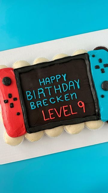 Gamer Pull Apart Cupcakes, Switch Controller Cake, Nintendo Switch Cake Ideas, Gamer Cupcakes, Video Game Cupcakes, Game Controller Cupcake Cake, Pull Apart Cupcake Cake Game Controller, Nintendo Cake, Cupcake Videos