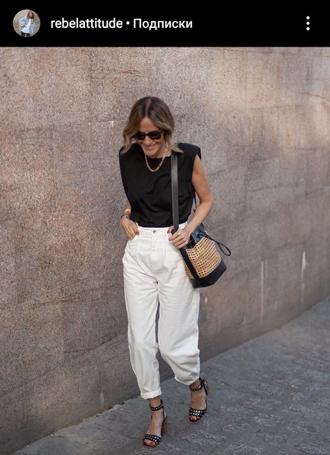 Slouchy White Jeans Outfit, Slouchy Jeans Outfit, Fashionable Work Outfit, White Jeans Outfit, Slouchy Jeans, Jeans Outfit Summer, Summer Street, Street Style Summer, Minimal Chic