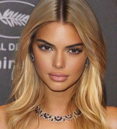 Blonde Tan Skin, Kendall Jenner Blonde Hair, Kendall Jenner Blonde, Blonde Hair Dark Eyes, Makeup Blonde Hair, Blonde Brown Eyes, Brown Eyes Blonde Hair, Tan Skin Blonde Hair, Warm Blonde Hair