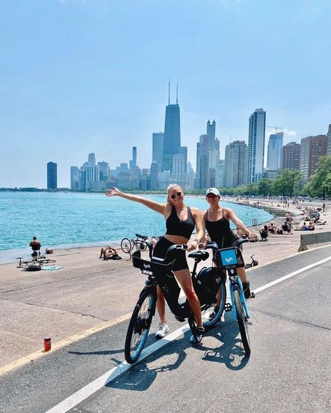 Abby Bertram on Instagram: "chicago loooooves youuu!!! come back soon 🤩🤩🤩" Chicago Picture Ideas Summer, Skydeck Chicago Pictures, Chicago Instagram Pictures, Chicago Fits, Chicago Summer Outfit, Skydeck Chicago, Chicago Summer, Chicago Outfit, Chicago Pictures