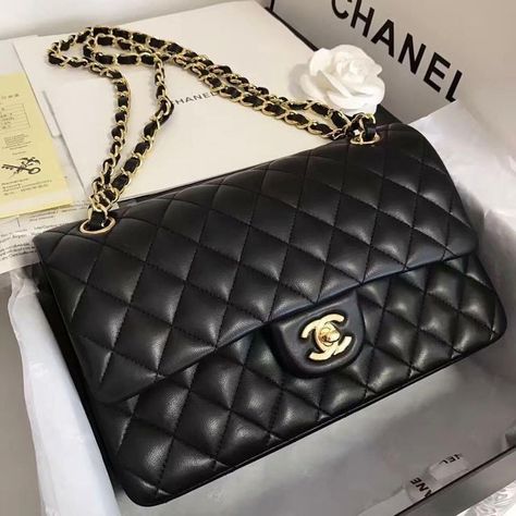 Everyday Bag Essentials, Chanel Classic Flap Bag, Bag Template, Trend 2023, Luxury Bags Collection, Ladies Bag, Classic Flap Bag, Best Purses, Theme Cake